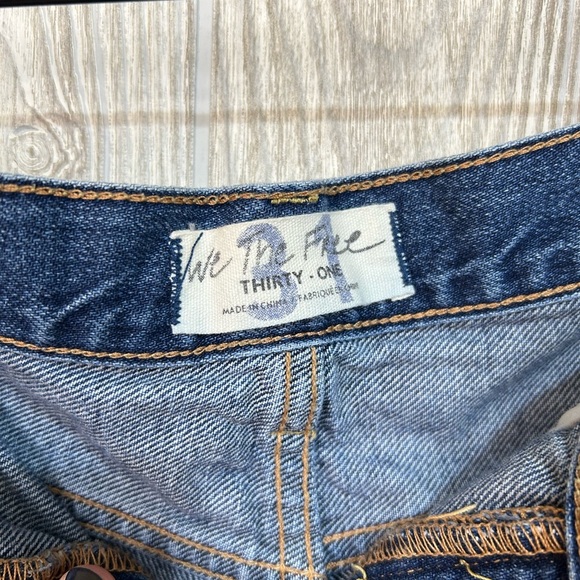 We The Free Distressed Exposed Pocket Jean Shorts with Frayed Hem Size 31 - Picture 4 of 15